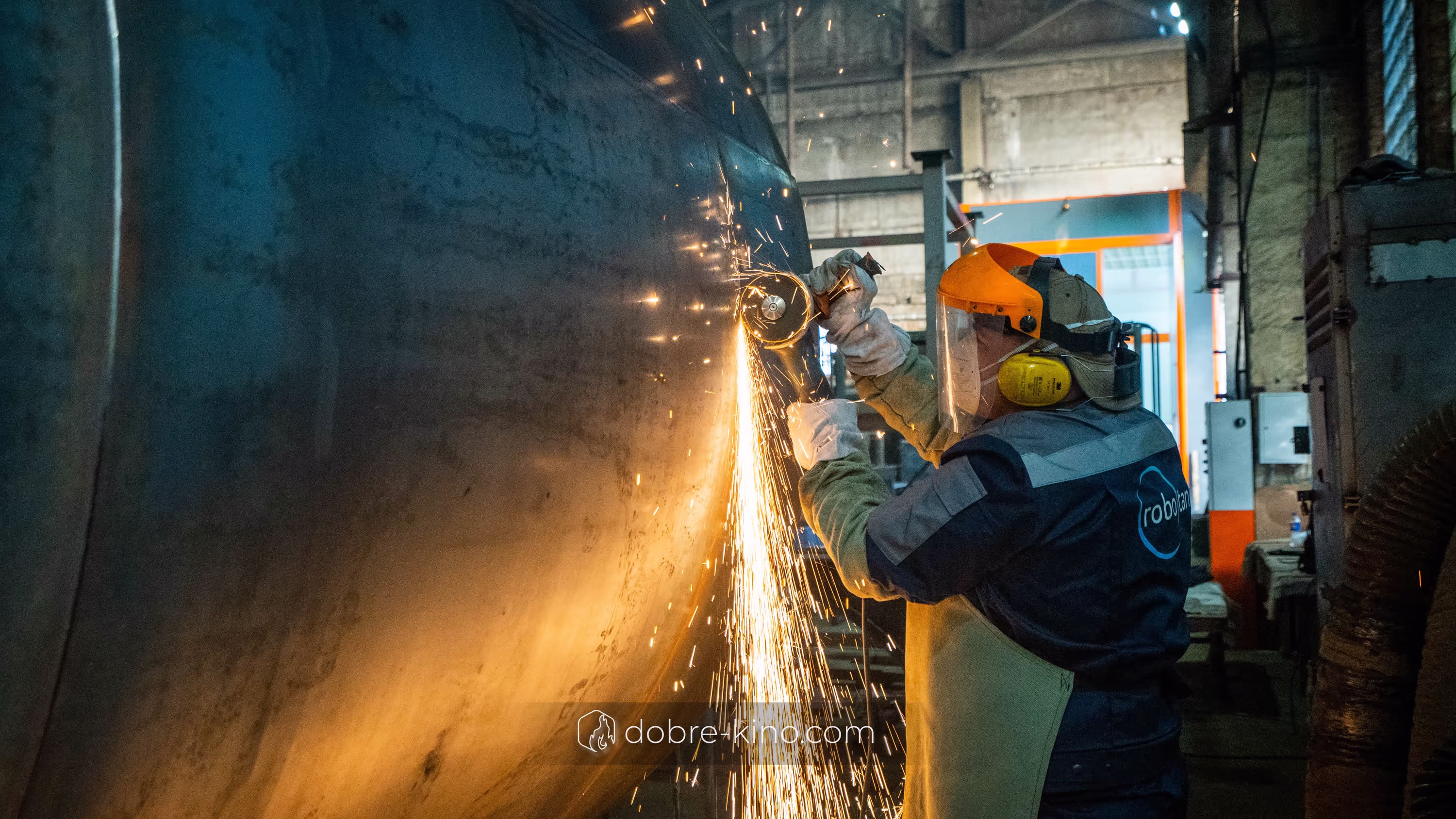 Промислова відеозйомка виробництва у Києві: робітник шліфує бак мобільної заправної станції — студія Добре Кіно