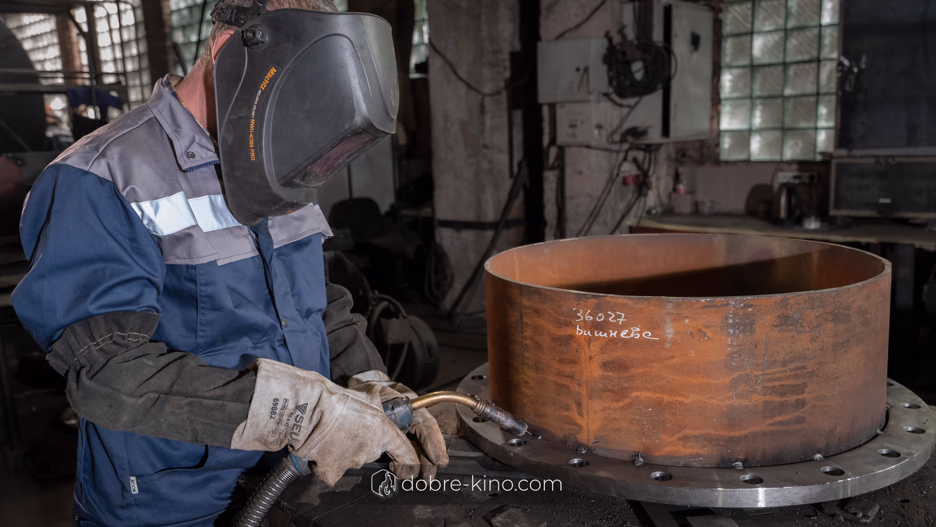 Професійна відеозйомка в цеху: зварювальник у масці біля верстата з підготовленими деталями — Добре Кіно Київ
