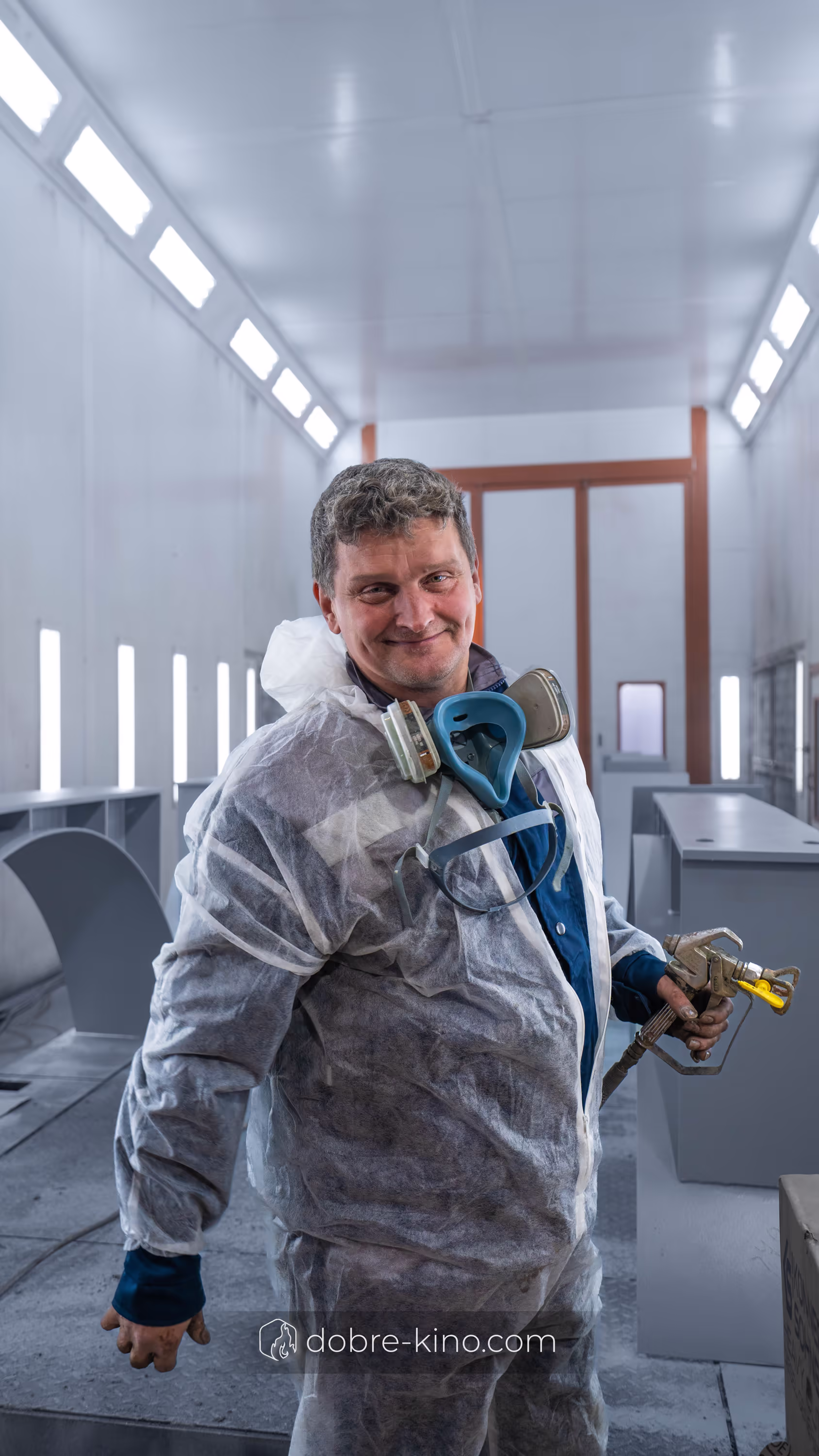 Професійна фотозйомка персоналу заводу: маляр із фарборозпилювачем біля пофарбованої деталі — Добре Кіно