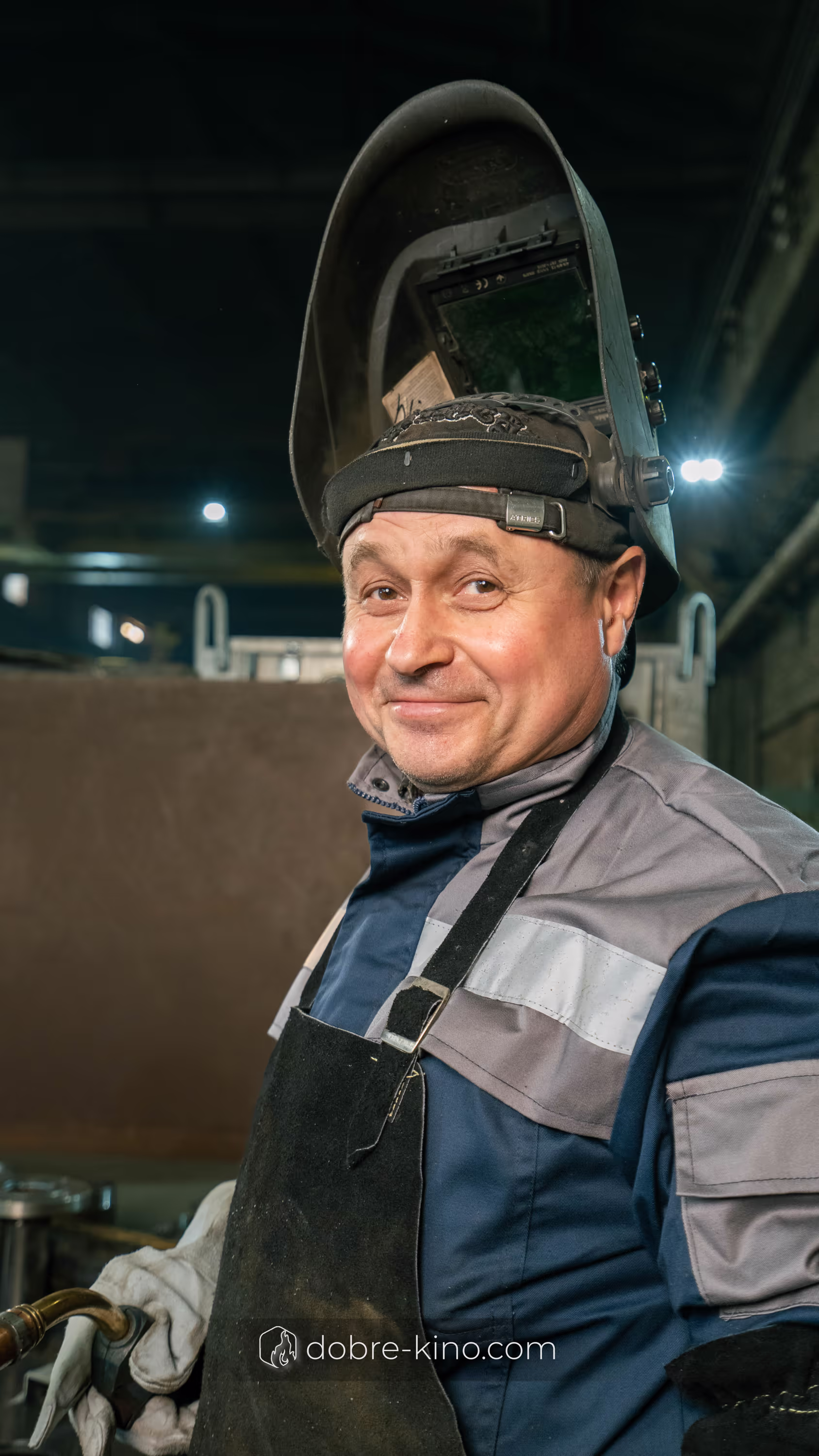 Корпоративна фотозйомка в Києві: портрет усміхненого зварювальника на заводі Robotanks — студія Добре Кіно